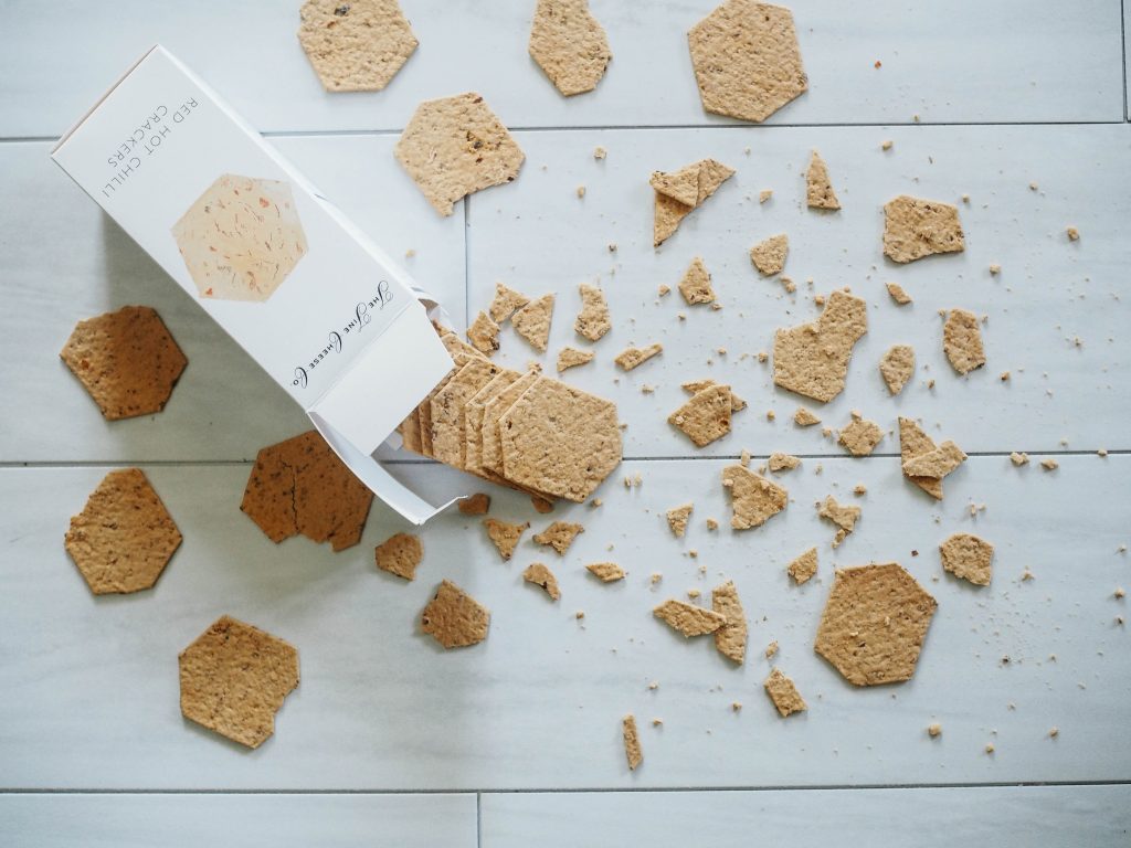 Zerbrochene Kekse auf dem Boden symbolisieren, dass ein Verzicht auf Cookies keine Lösung ist.