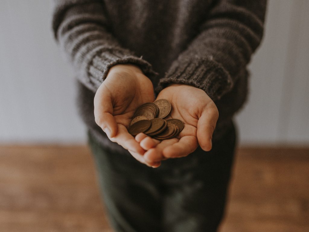 Das Bild zeigt einen Menschen, der Kleingeld in seinen Händen hält. Es symbolisiert die Kleinbeträge, die beim PUR-Modell für diejenigen fällig werden, die keine Cookies akzeptieren wollen.